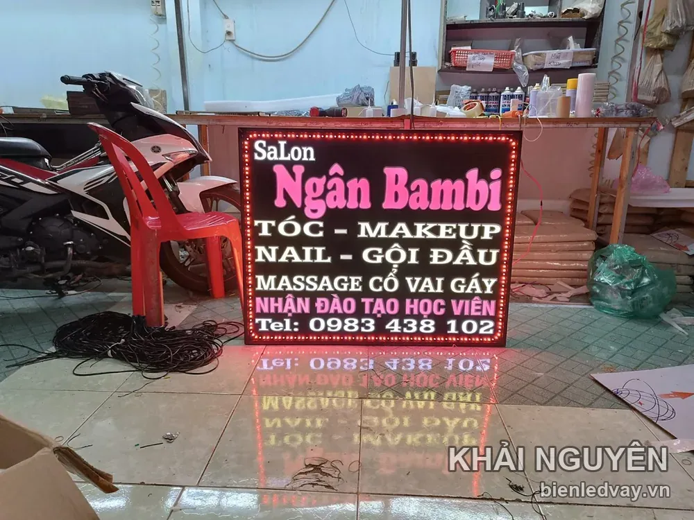 Biển vẫy LED Salon Ngân Bambi có chữ hồng, viền LED đỏ, ghi các dịch vụ tóc, makeup, nail, gội đầu và massage cổ vai gáy