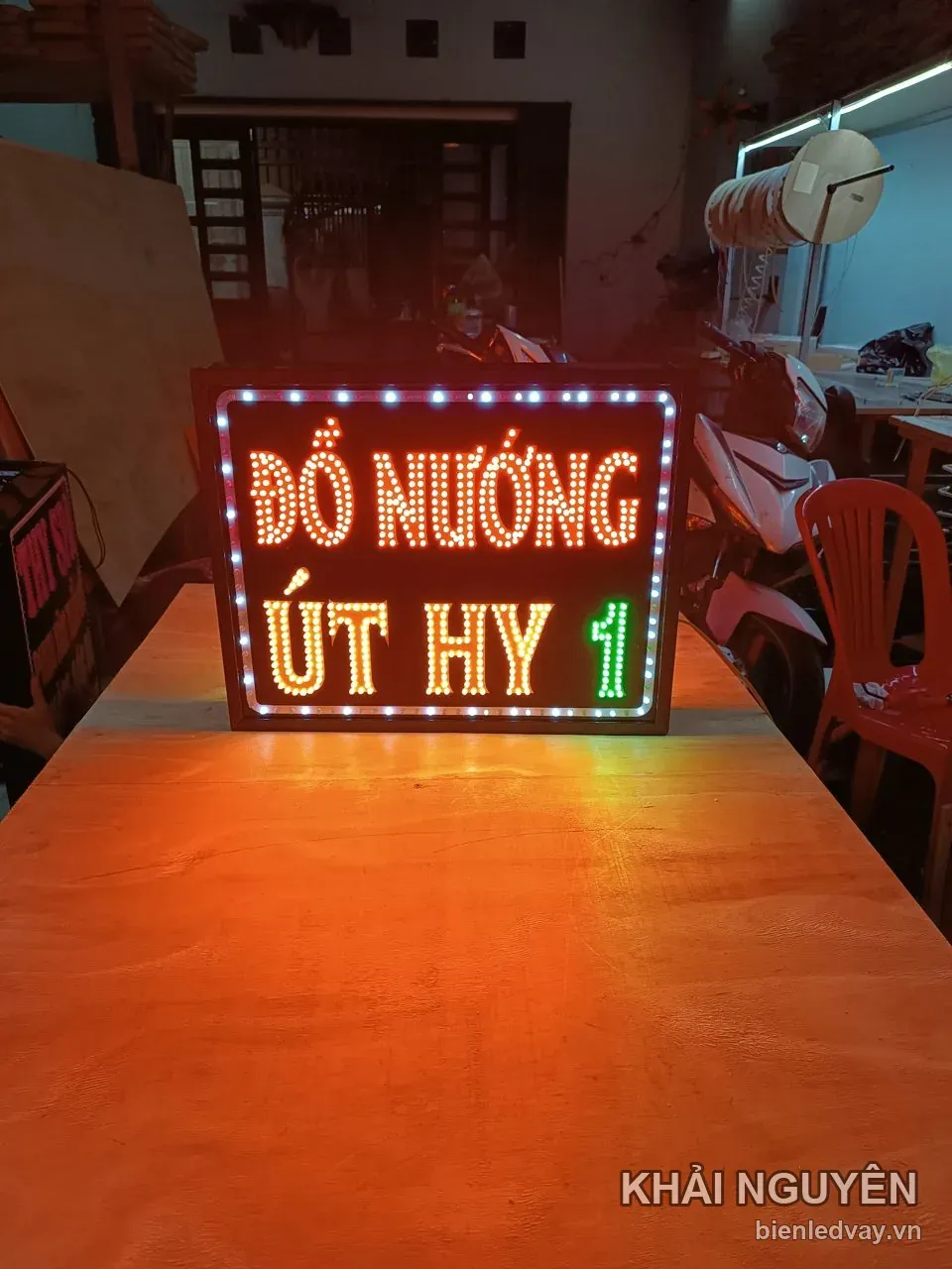 Biển vẫy LED Đồ Nướng Út Hy 1 thử sáng tại xưởng Khải Nguyên