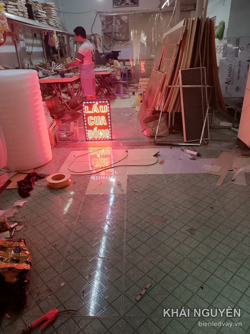 Biển vẫy LED Lẩu Cua Đồng dáng đứng đang thử sáng tại xưởng