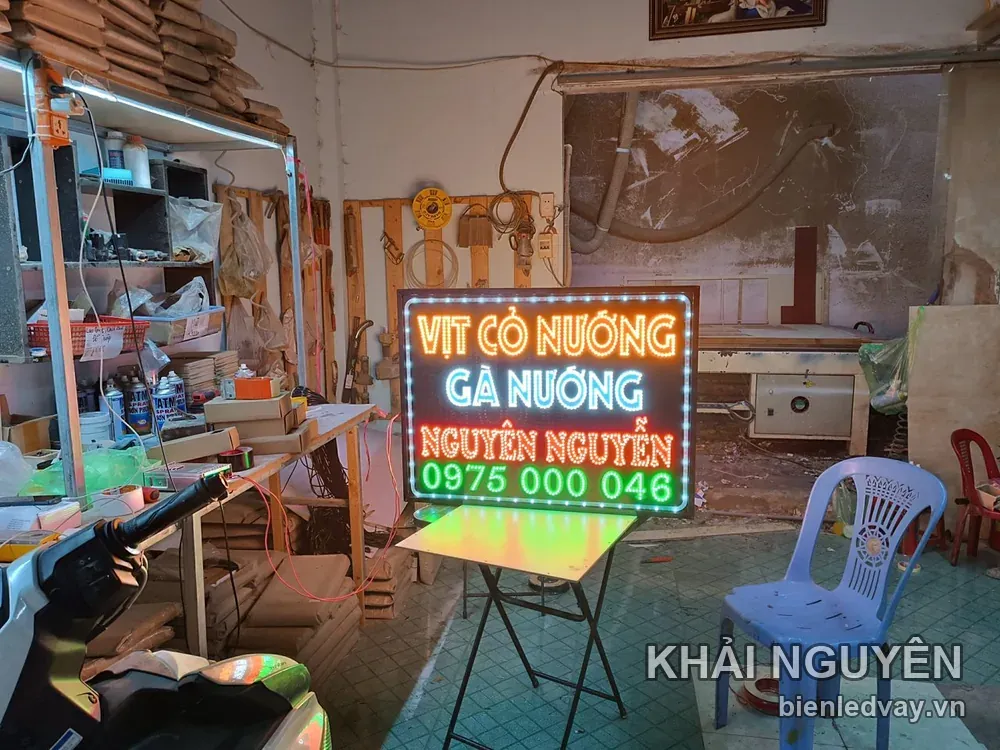 Biển vẫy Vịt Cỏ Nướng Gà Nướng Nguyên Nguyễn thử sáng tại xưởng