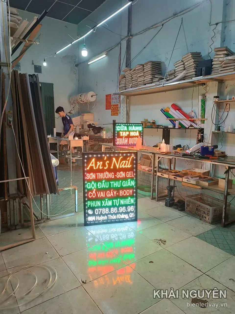 Biển vẫy An S Nail chữ cam trên nền đen