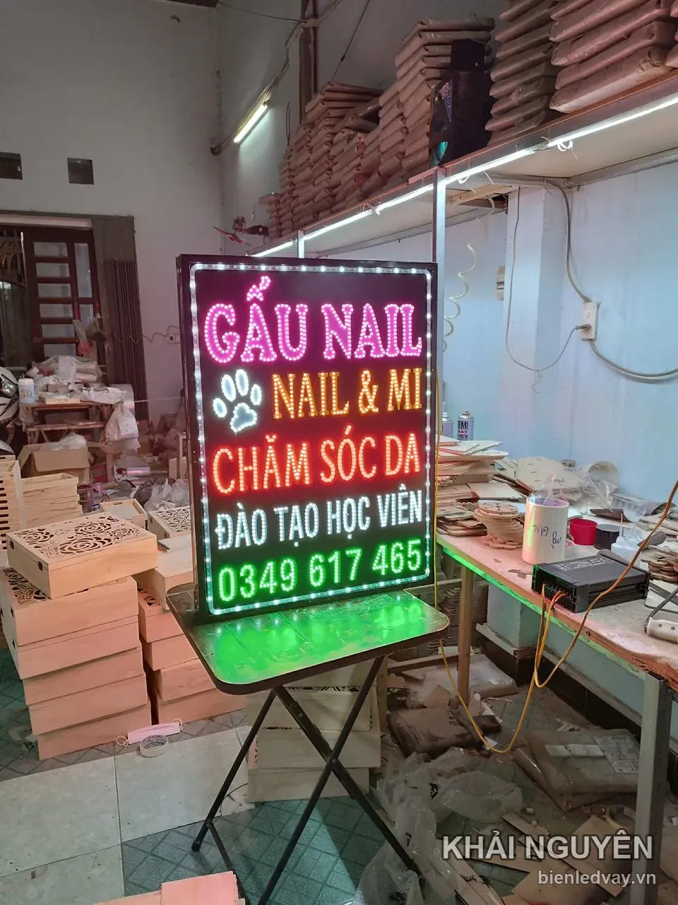 Biển vẫy Gấu Nail chữ hồng kèm hình bàn chân thú
