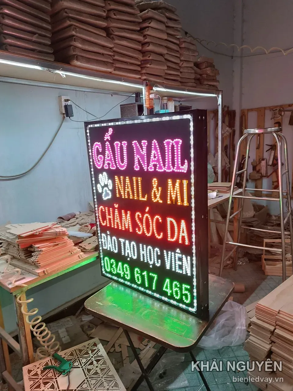 Biển vẫy LED Gấu Nail dáng đứng