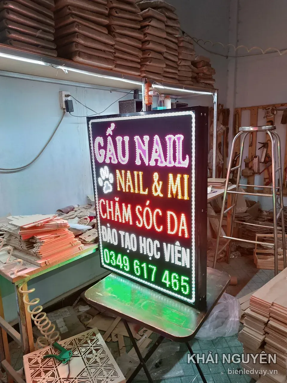 Biển vẫy Gấu Nail dáng đứng với chữ LED trắng