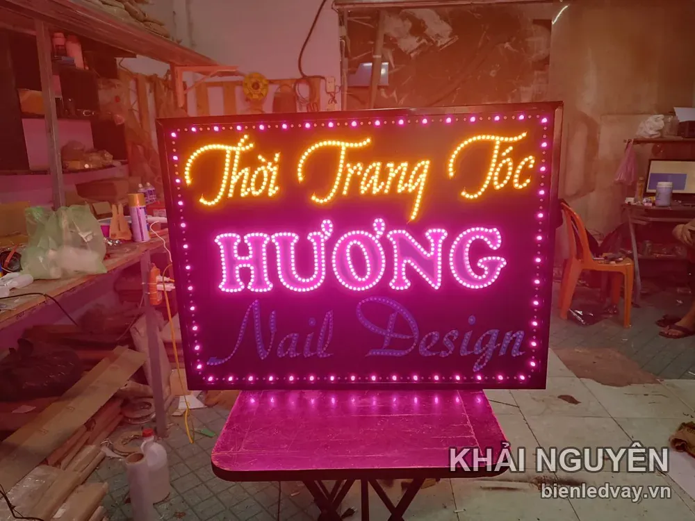 Biển vẫy Hương Nail Design với dòng Thời Trang Tóc vàng