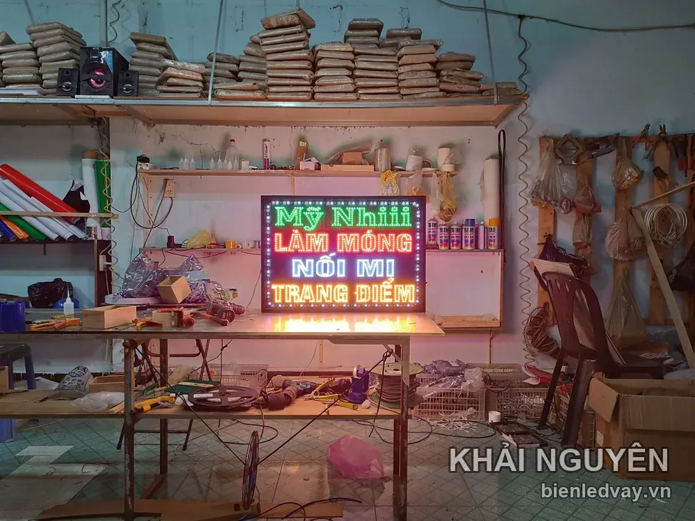 Biển vẫy Mỹ Nhiii chữ xanh lá