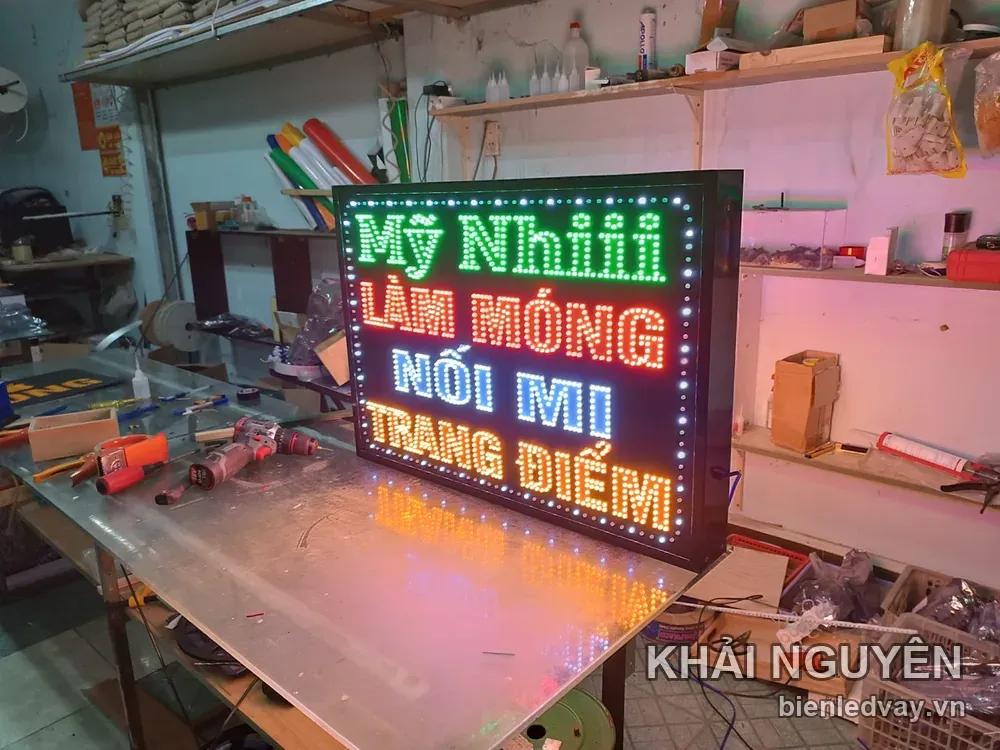 Biển vẫy Mỹ Nhiii được chụp chếch trên bàn thép
