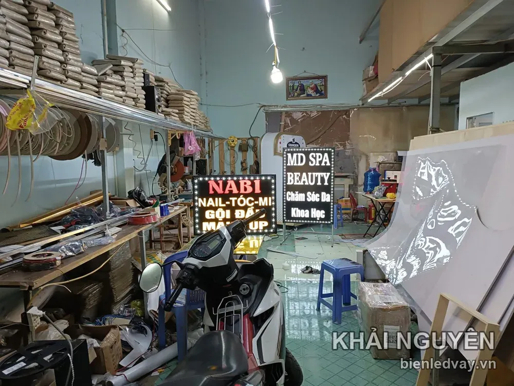 Biển vẫy Nabi chữ đỏ trên nền đen