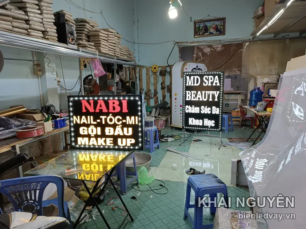 Biển vẫy LED Nabi chữ NABI đỏ nền đen