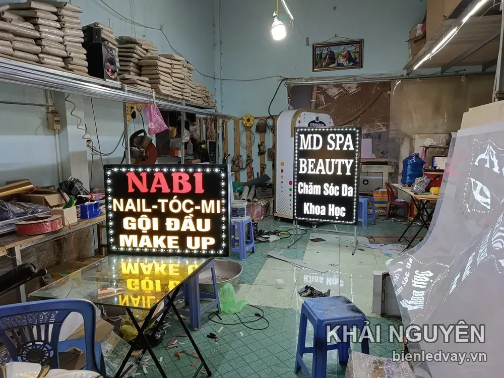 Biển vẫy NABI chữ đỏ kèm dòng Nail-Tóc-Mi