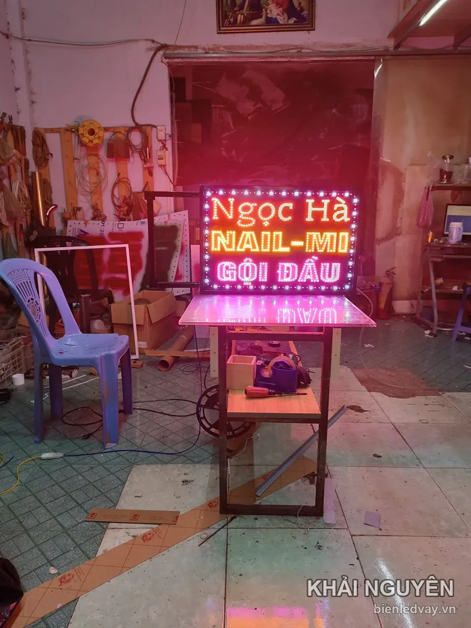 Biển vẫy Ngọc Hà chữ ghép bằng bóng LED tròn vàng trắng