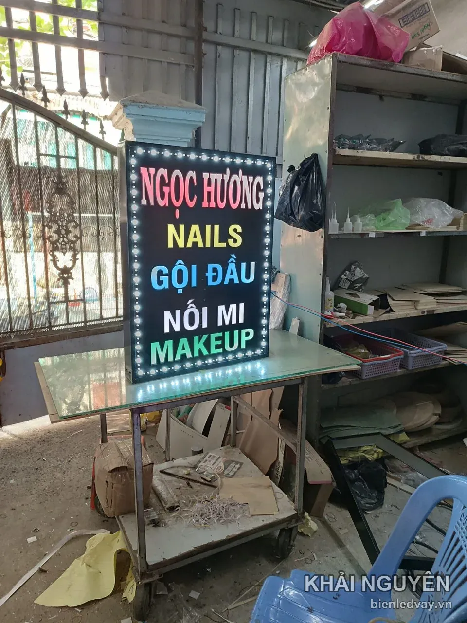 Biển vẫy Ngọc Hương Nails Gội Đầu Nối Mi Makeup đang thử đèn trên xe đẩy trong xưởng