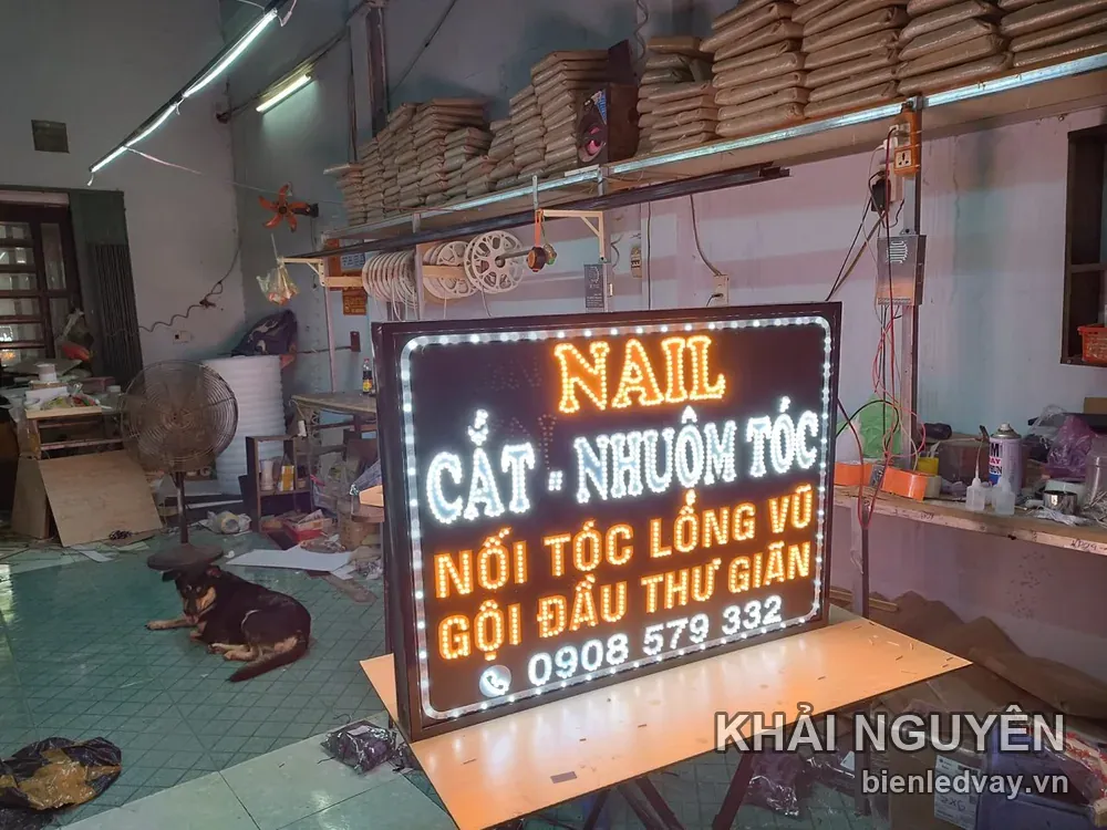 Biển vẫy nền đen chữ LED Nail