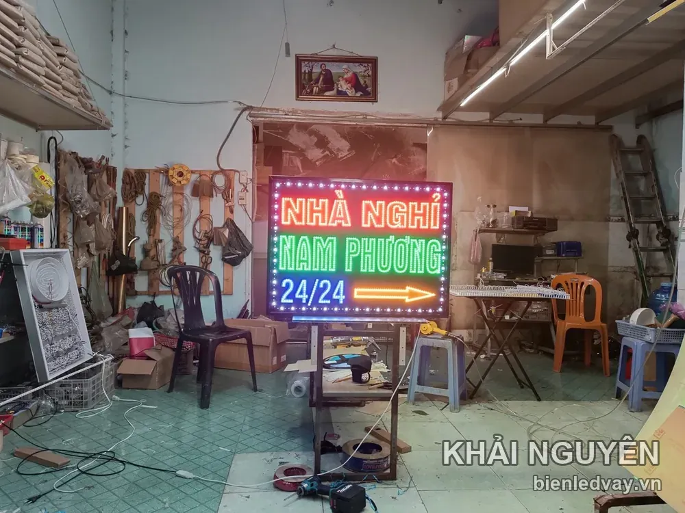 Biển LED phát sáng ban đêm sau khi lắp đặt hoàn thiện