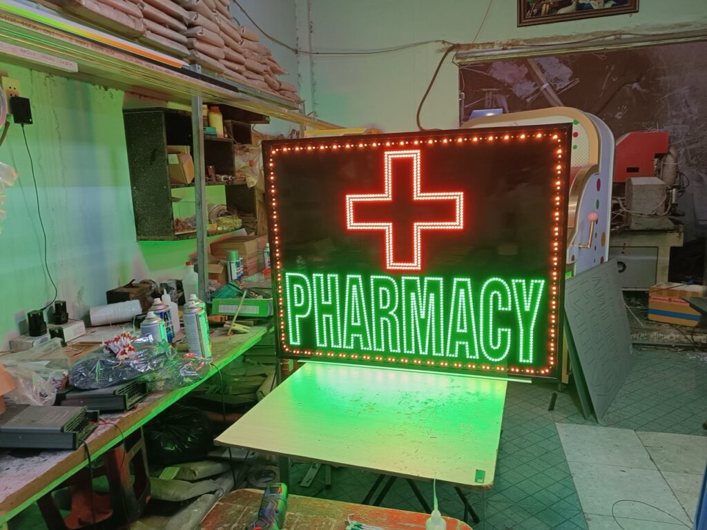Bảng LED Pharmacy hình chữ thập đang bật thử tại xưởng