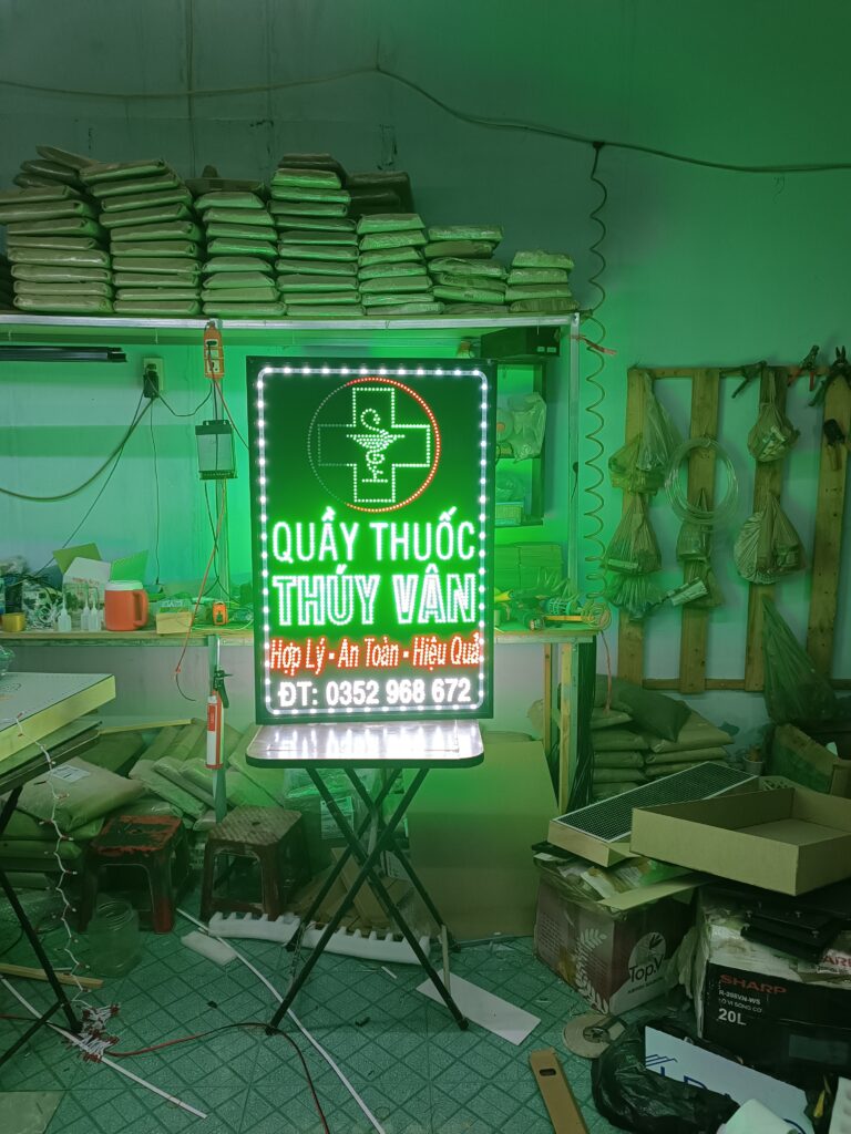 Bảng LED đứng quầy thuốc thú y đang bật thử tại xưởng Khải Nguyên