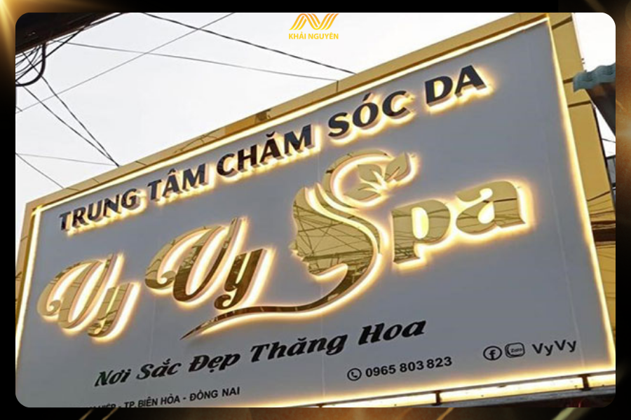 Biển alu trắng chữ nổi inox vàng gương Vy Vy Spa hắt sáng, mặt tiền trung tâm chăm sóc da