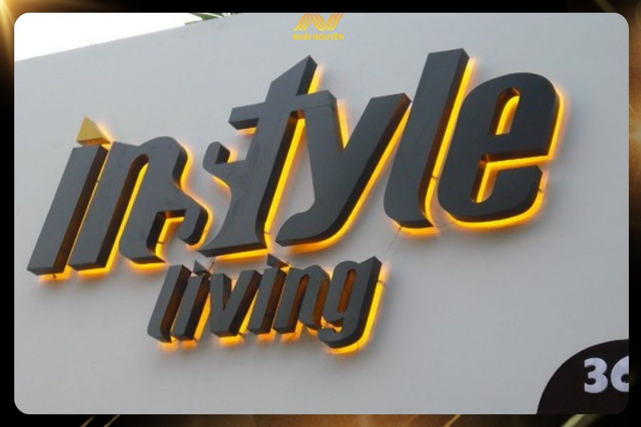 Chữ nổi instyle living màu xám đậm hắt sáng LED vàng trên nền alu trắng