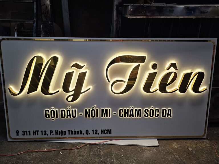 Hộp đèn Mỹ Tiên có chữ viết tay phát sáng