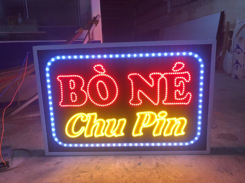 Mặt biển LED vẫy có chữ và viền bằng các điểm sáng