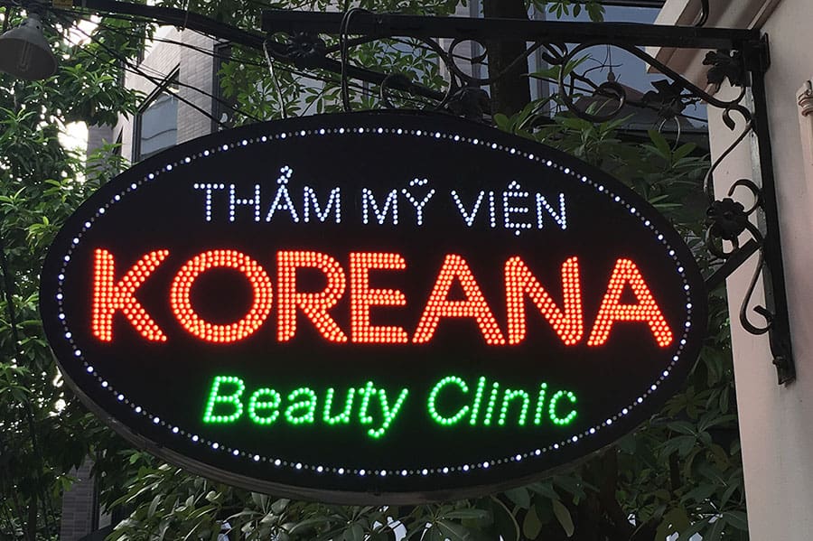 Biển LED vẫy treo vuông góc với mặt tiền