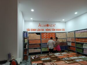 Bảng hiệu chữ nổi inox tiệm mỹ phẩm ALMONDS đã lắp đặt