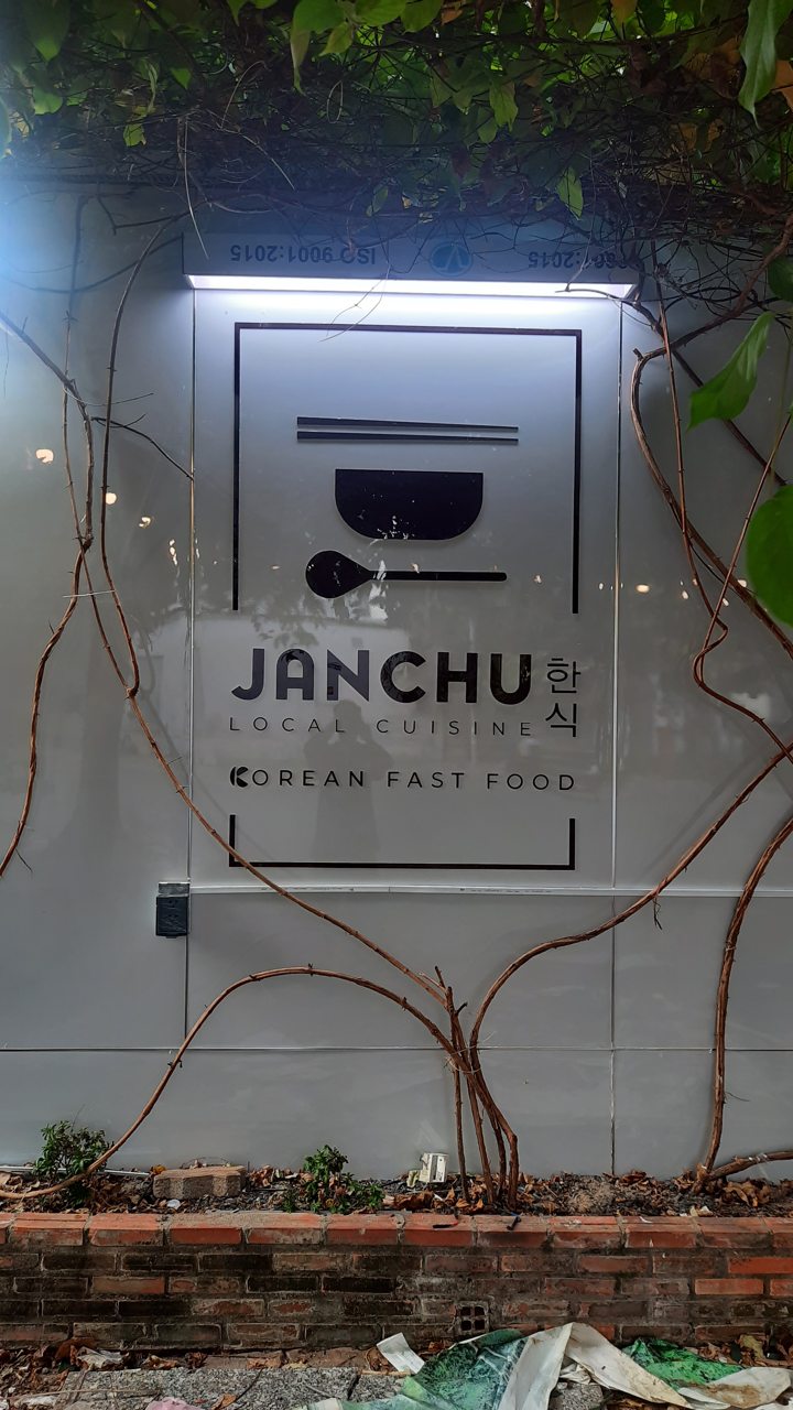 Bảng hiệu chữ nổi mica gắn tường sáng cho quán ăn JANCHU