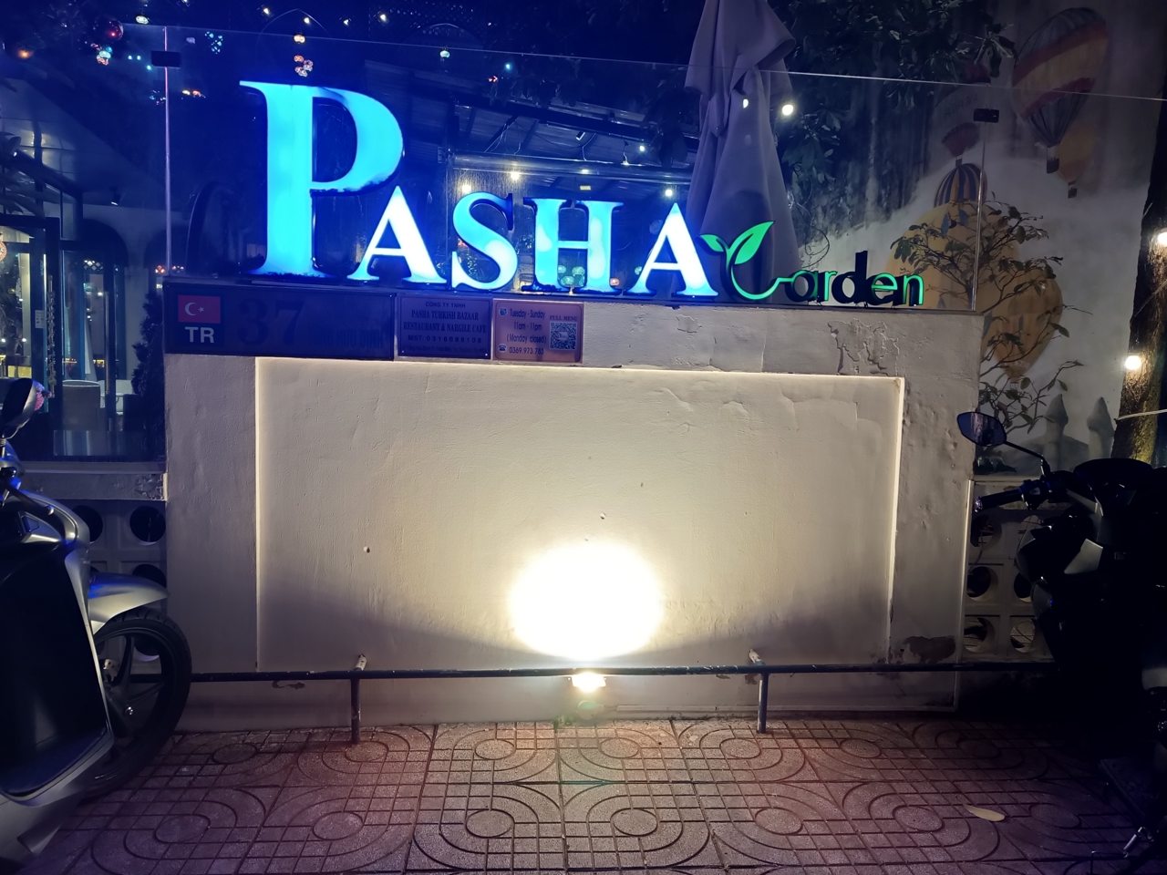 Bảng hiệu chữ nổi mica phát sáng màu xanh ban đêm cho quán ăn PASHA Garden
