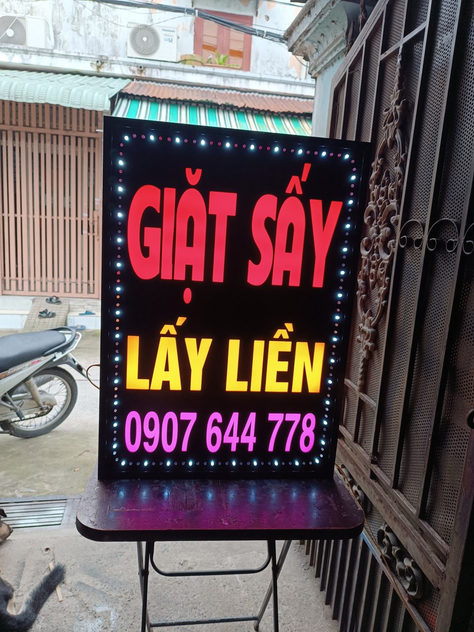 Bảng LED ma trận điểm màu xanh lá chạy dòng chữ quảng cáo dịch vụ giặt sấy