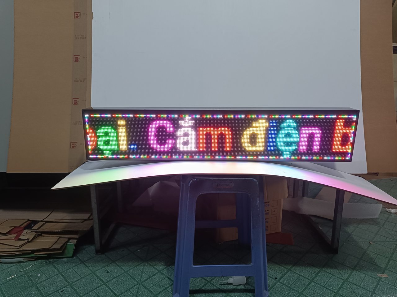 Bảng LED ma trận full màu cong hiển thị dòng chữ nhiều màu sắc