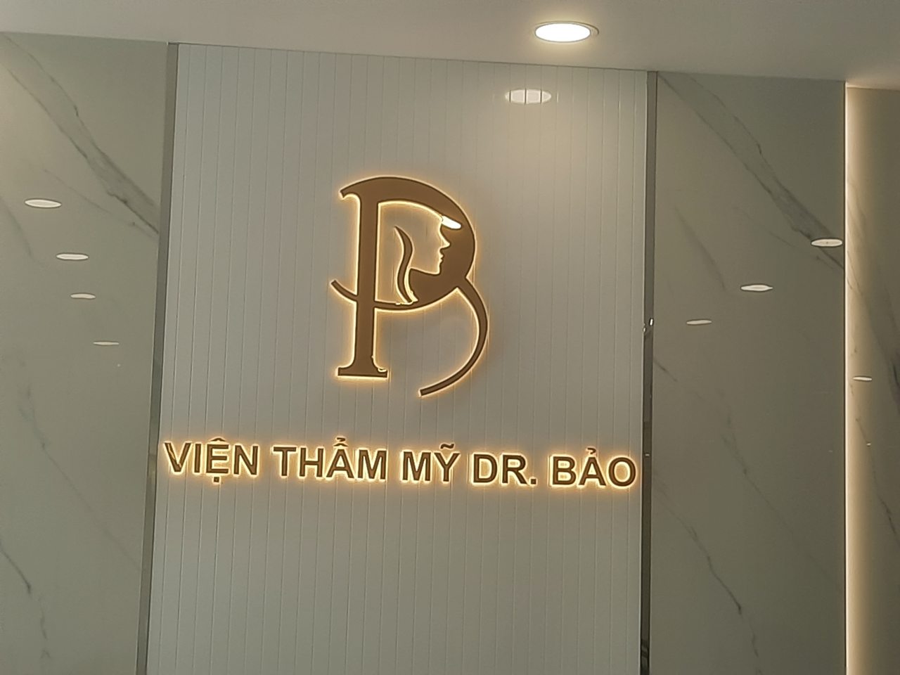Biển chữ nổi inox logo Viện Thẩm Mỹ Dr. Bao trên tường lễ tân