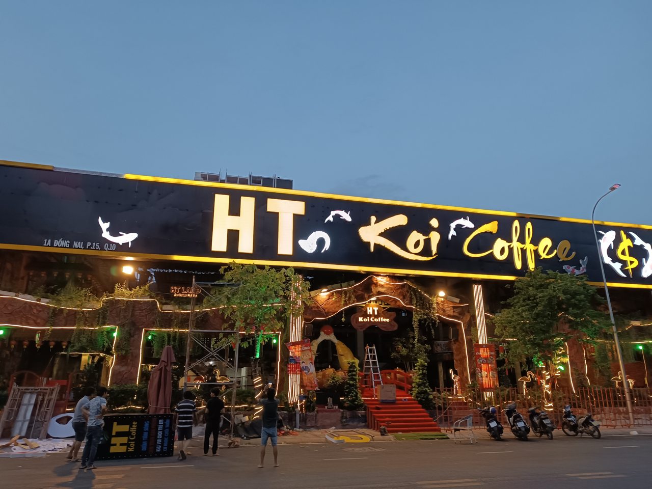 Biển hiệu chữ nổi quán cà phê HT Koi Coffee gắn mặt tiền lớn