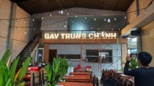 Biển hiệu tròn chữ nổi mica logo quán ăn xanh đã thi công
