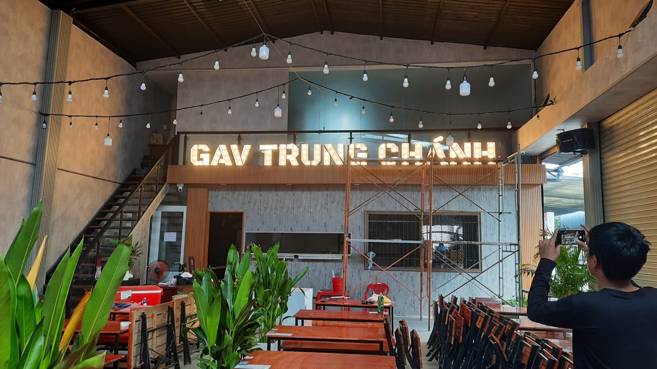 Biển tròn có phần chữ phát sáng lắp trong không gian quán