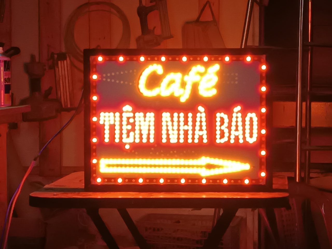 Biển vẫy LED cà phê Tiệm Nhà Báo viền bóng nháy