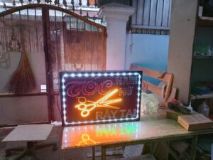 Biển LED tiệm cắt tóc có biểu tượng kéo thử sáng tại xưởng