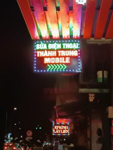 Biển vẫy LED cửa hàng điện thoại Thành Trung Mobile sáng rực ban đêm