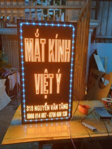 Biển vẫy LED cửa hàng mắt kính Việt Ý chữ chạy đèn LED nổi bật