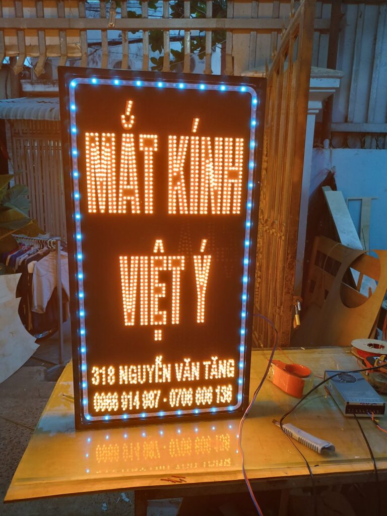 Biển vẫy LED cửa hàng mắt kính Việt Ý chữ chạy đèn LED nổi bật