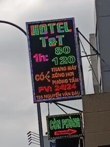 Biển vẫy LED nhà nghỉ khách sạn Hotel T&T lắp đặt ngoài trời, đèn LED nhiều màu sáng rõ