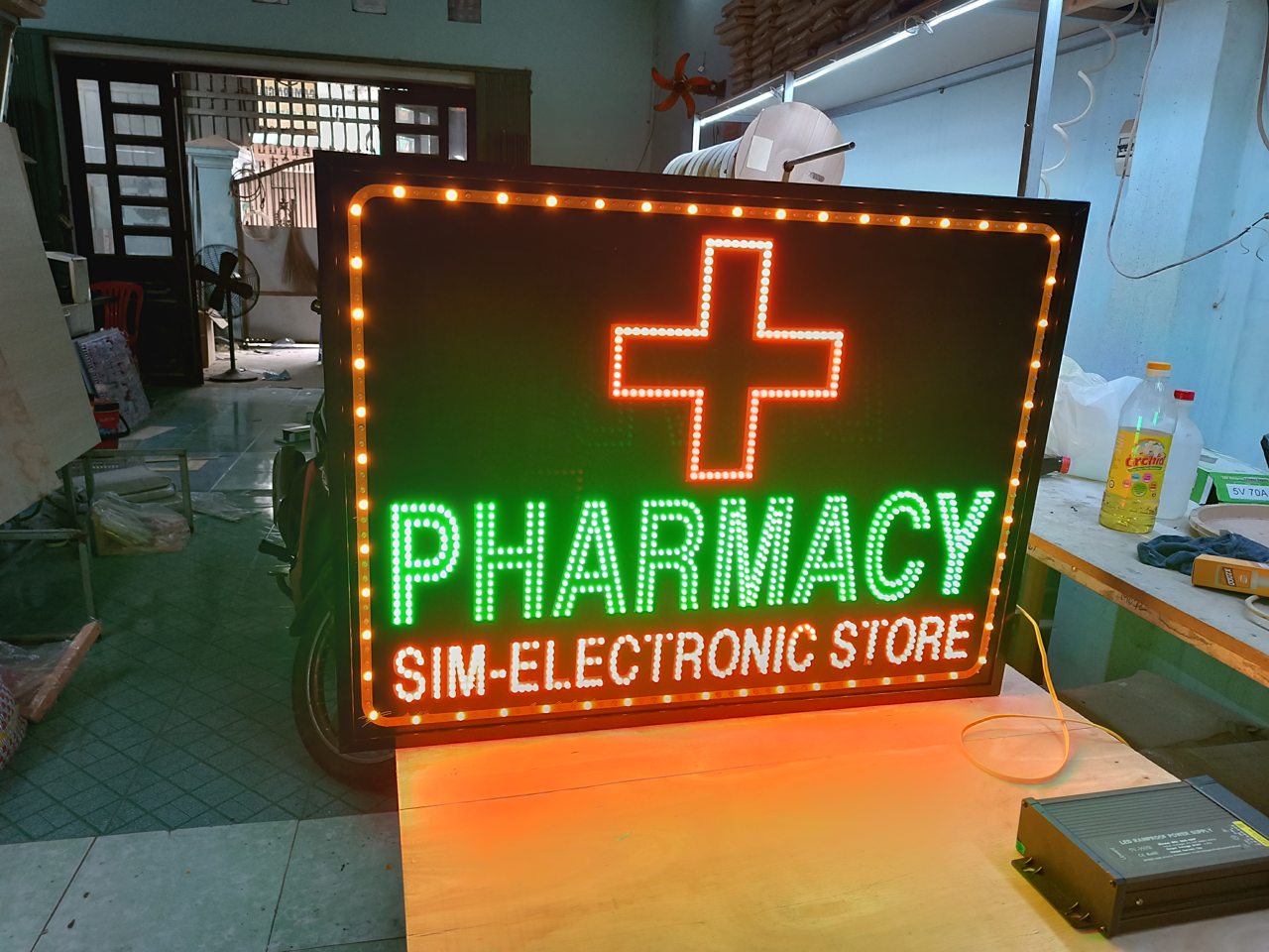 Bảng LED nhà thuốc chữ Pharmacy và Sim Electronic với viền bóng LED