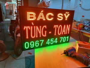Biển vẫy LED phòng khám thú y Bác Sỹ Tùng - Toàn chữ vàng đỏ