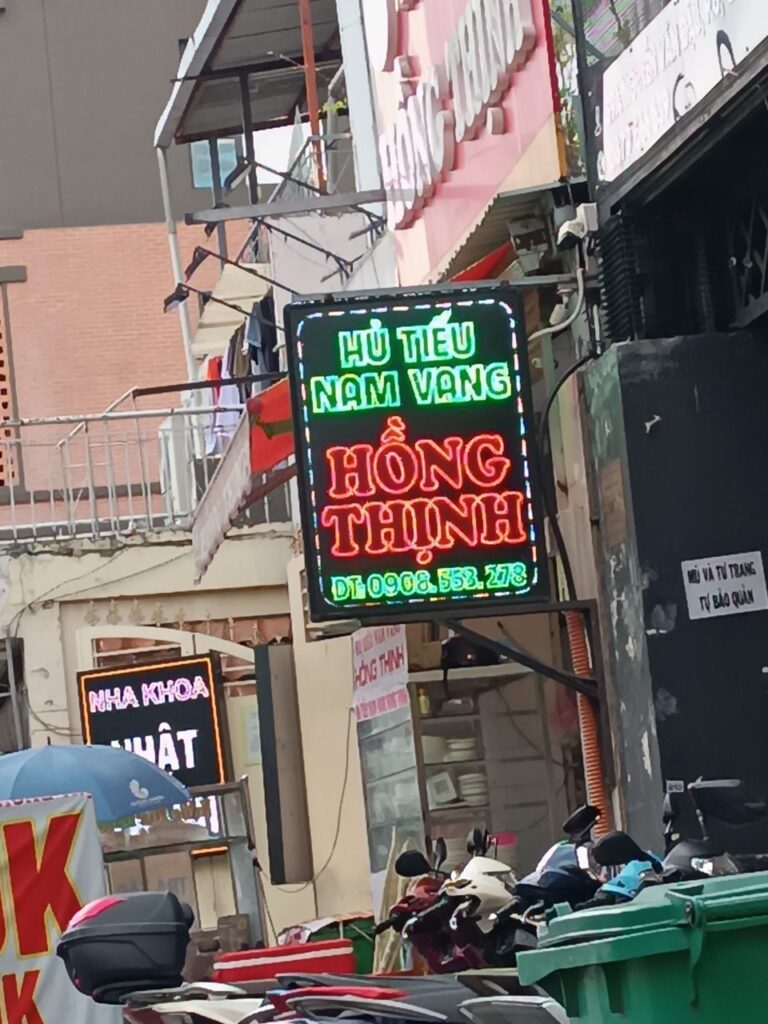 Biển vẫy LED quán phở Hồng Thịnh đã lắp đặt trước cửa hàng