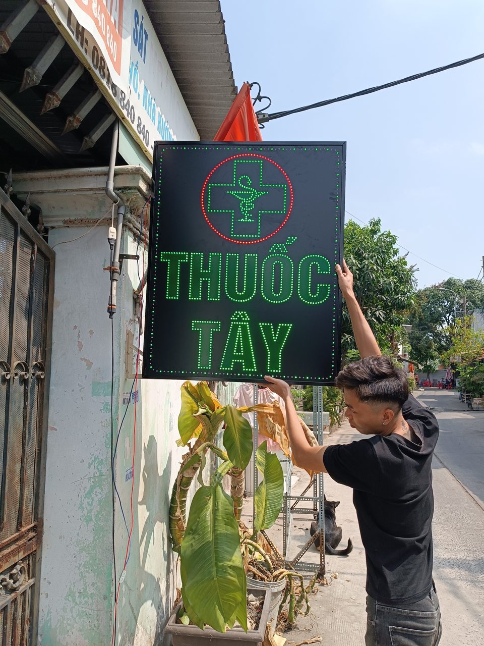 Biển vẫy quầy thuốc tây có hình chữ thập xanh