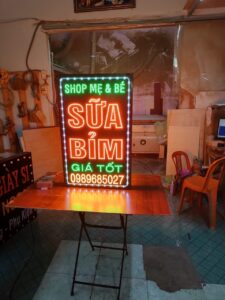 Biển vẫy LED Shop Mẹ và Bé sữa bỉm giá tốt chữ vàng nổi bật