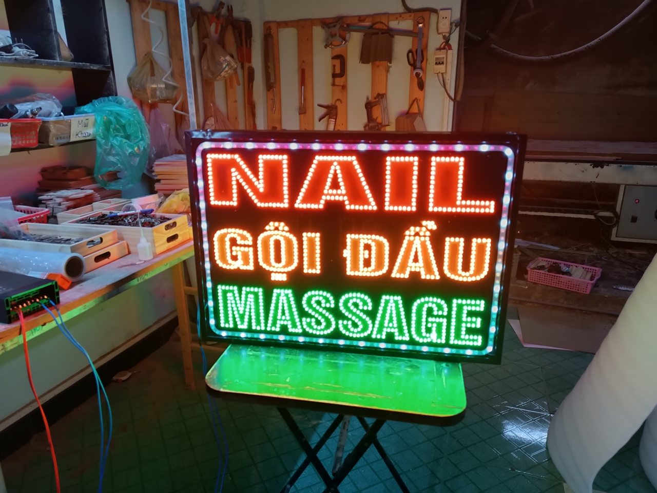 Biển LED tiệm nail chữ Gội Đầu Massage đặt trên chân đứng