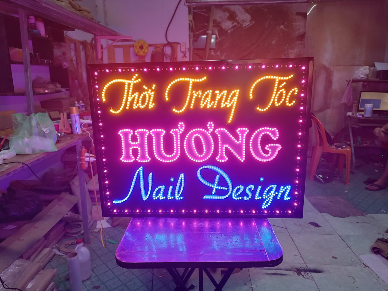 Biển LED Hương Nail Design dùng chữ hồng, xanh và viền sáng