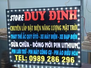 Biển LED Store Duy Định ghi dịch vụ ắc quy, xe điện và pin lithium thử sáng tại xưởng