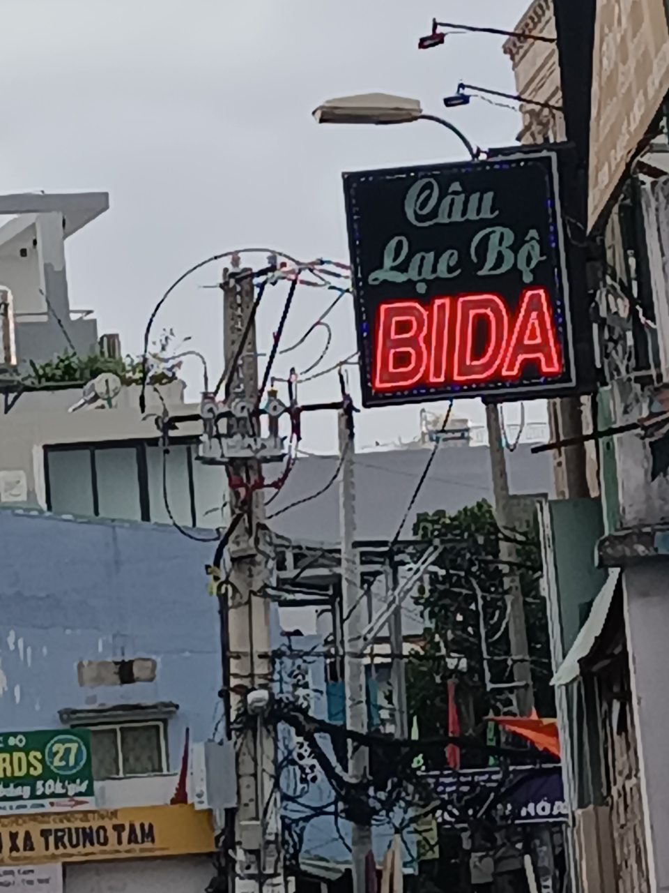 Biển vẫy Câu Lạc Bộ BIDA khung vuông, chữ BIDA đỏ sáng, gắn vuông góc với mặt tiền