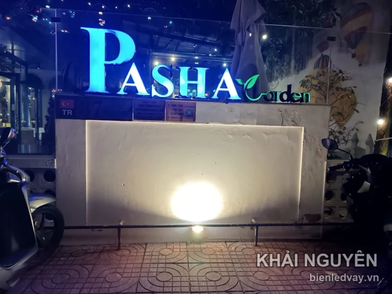 Chữ nổi mica Pasha Garden phát sáng xanh và trắng trên mặt tiền